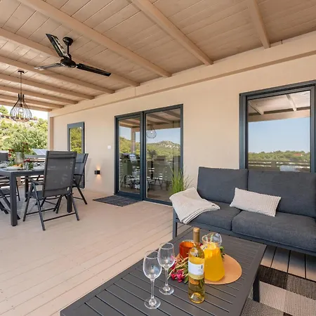 Luna Mare Boutique House בית נופש